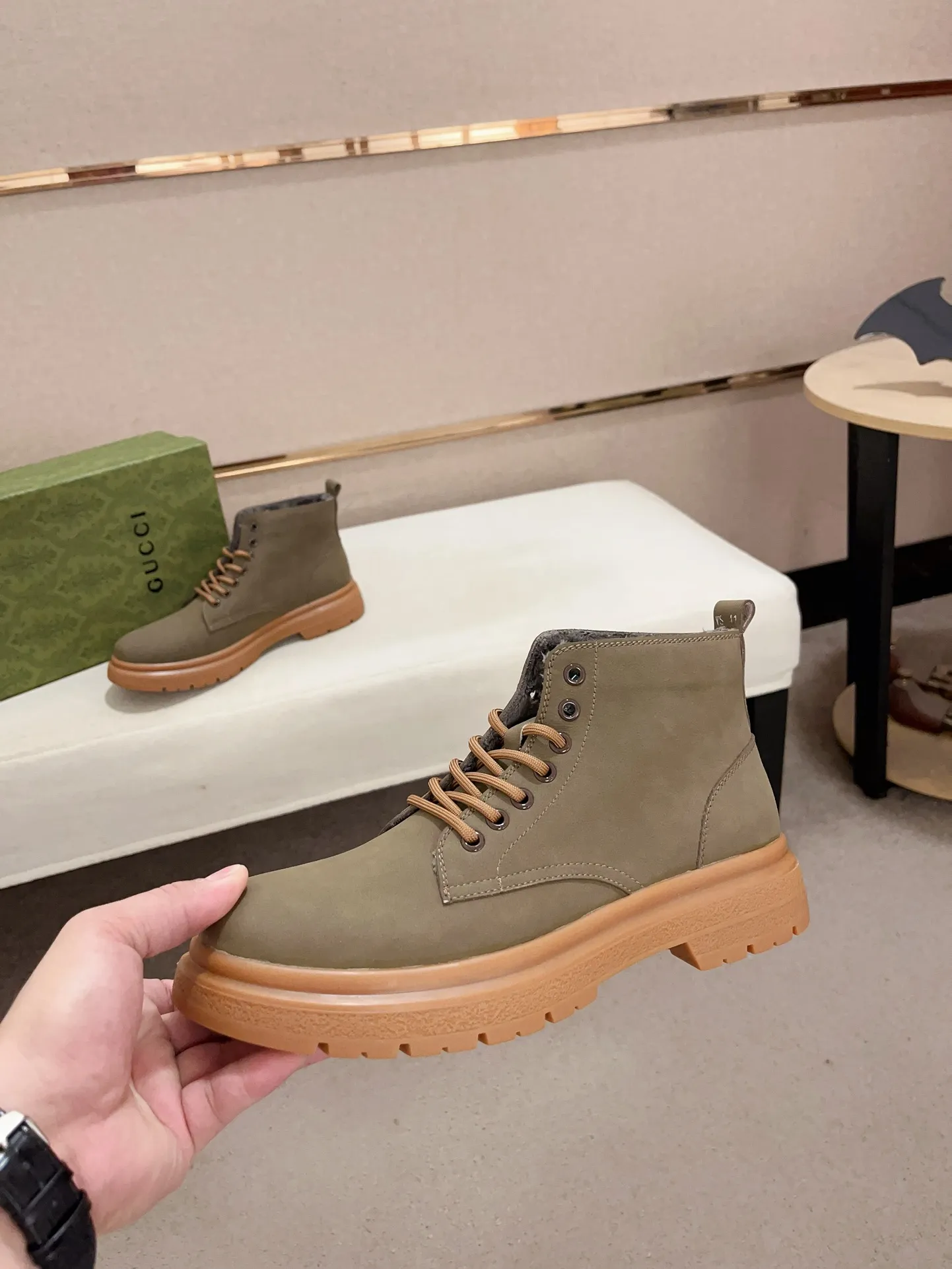 Men's shoes 💰 440💰 (can be made without standard supply platform) high-quality new high-top GUCCI (Gucci) counters are launched simultaneously, new men's shoes, 😘fabrics are selected from imported cowhide, lining: plush lining. 👍🏿 High-end ☄️ air-cushion molded anti-slip rubber outsole, exquisite lines, simple and elegant, comfortable and high-end for leisure travel. Code number: 38 to 44 (45 can be customized and cannot be returned or exchanged)